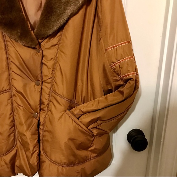 Nice & comfortable golden Puffer coat with faux fur collar, 2 pockets, size 1X - Picture 5 of 12